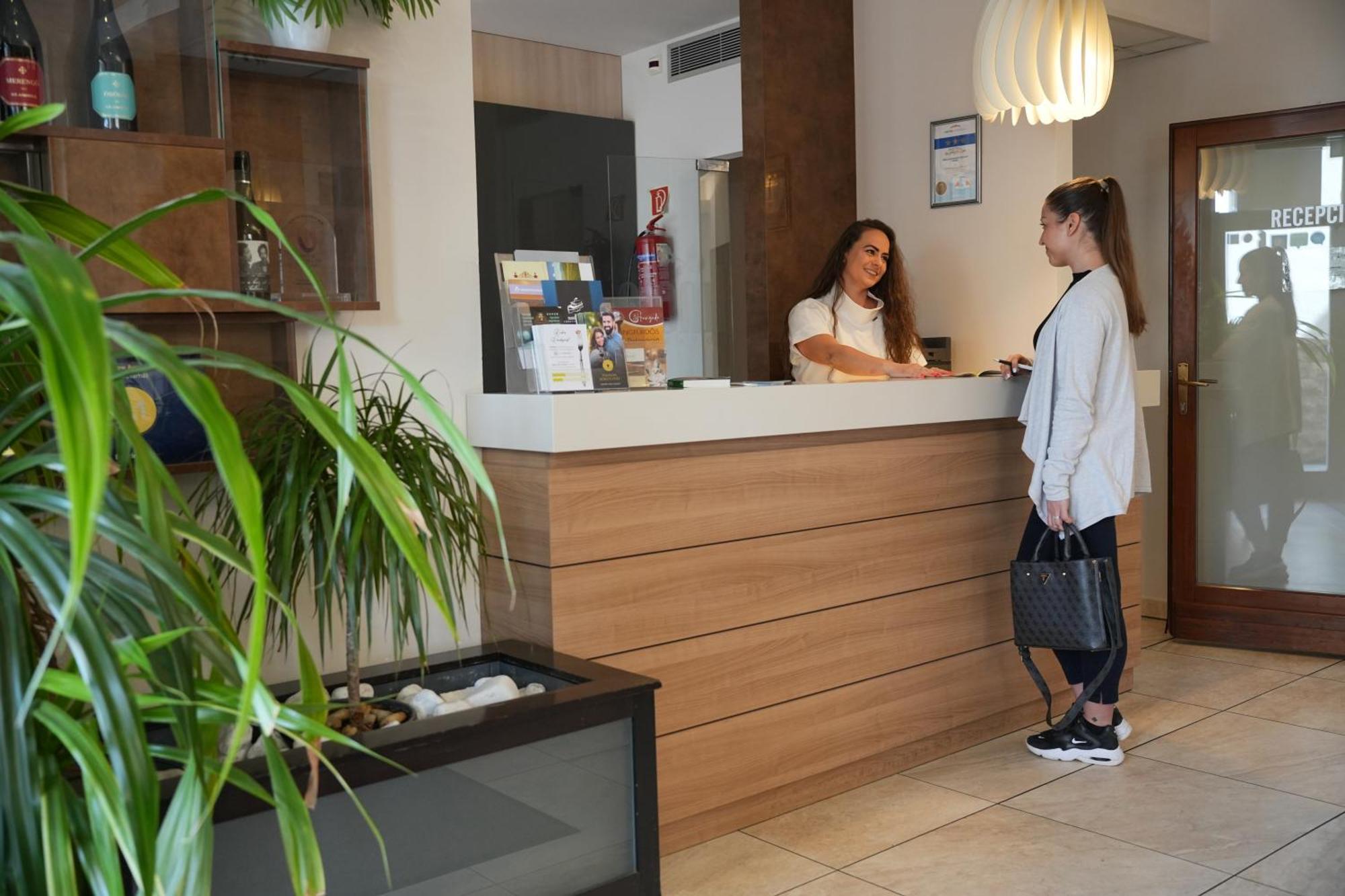 Imola Udvarhaz Dessert Hotel Eger Luaran gambar