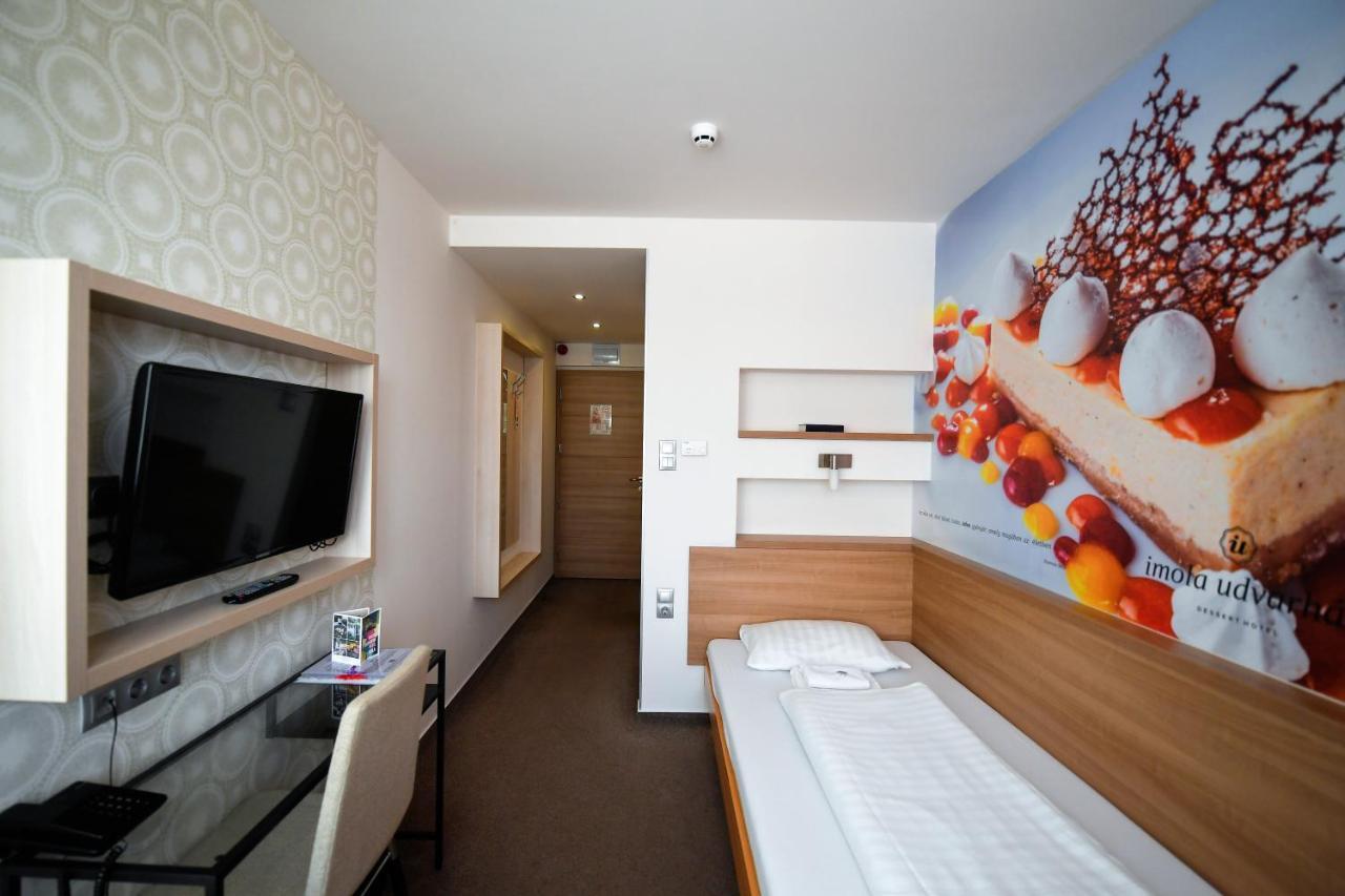 Imola Udvarhaz Dessert Hotel Eger Luaran gambar